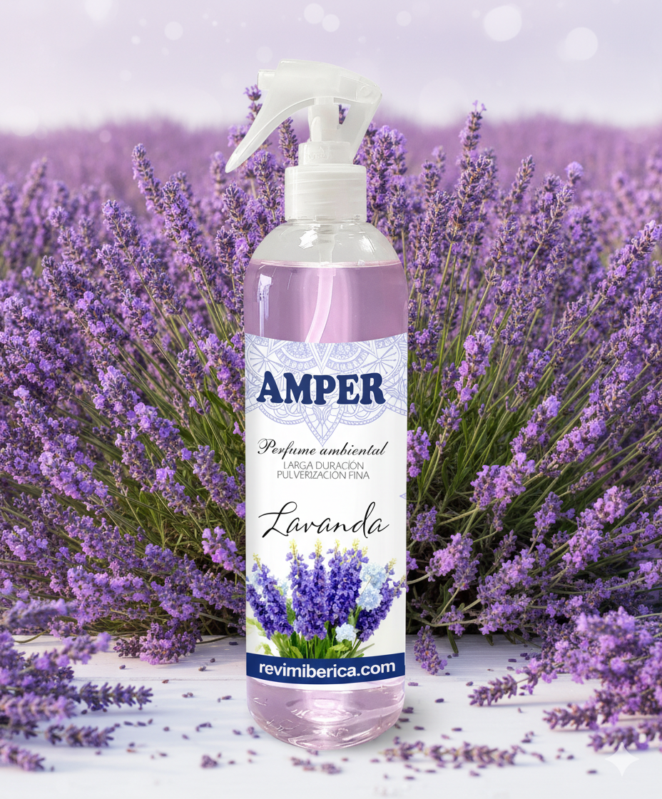 Persona usando ambientador de lavanda AMPER para perfumar el hogar