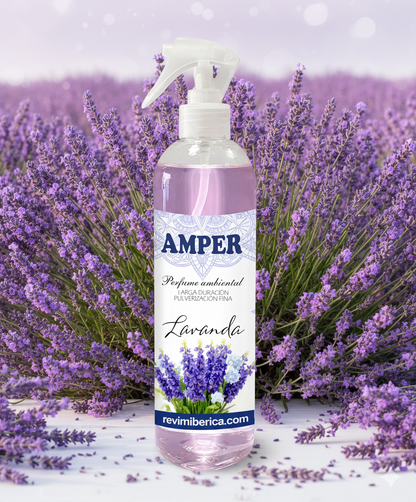 Persona usando ambientador de lavanda AMPER para perfumar el hogar