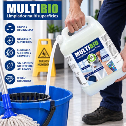 Garrafa de 5 litros de MULTIBIO vertiendo limpiador multisuperficies en un cubo de fregona
