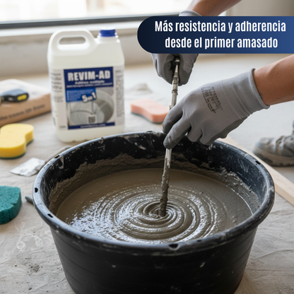 Obrero aplicando mortero fresco sobre una superficie de cemento antigua, demostrando el uso de REVIM-AD como puente de unión en reformas.