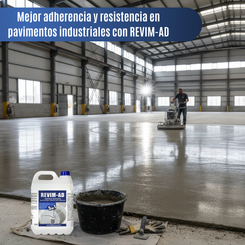 Superficie de hormigón alisada en nave industrial, mostrando pavimento recién vertido mejorado con aditivo fluidificante e impermeabilizante.